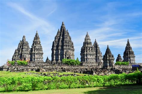  Kompleks Candi Prambanan: Odkryj Tajemnice Indyjsko-Javy w Sercu Jawy!