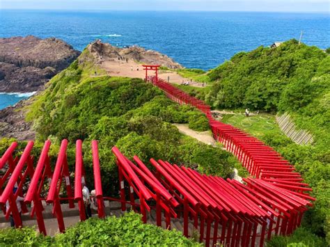 Motonosumi Inari-taisha: Zjawiskowa Świątynia Lisów nad Morzem Japonskim!